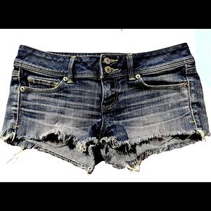 American Eagle Women’s Fringe Distressed Cut-off denim jean shorts Size 4